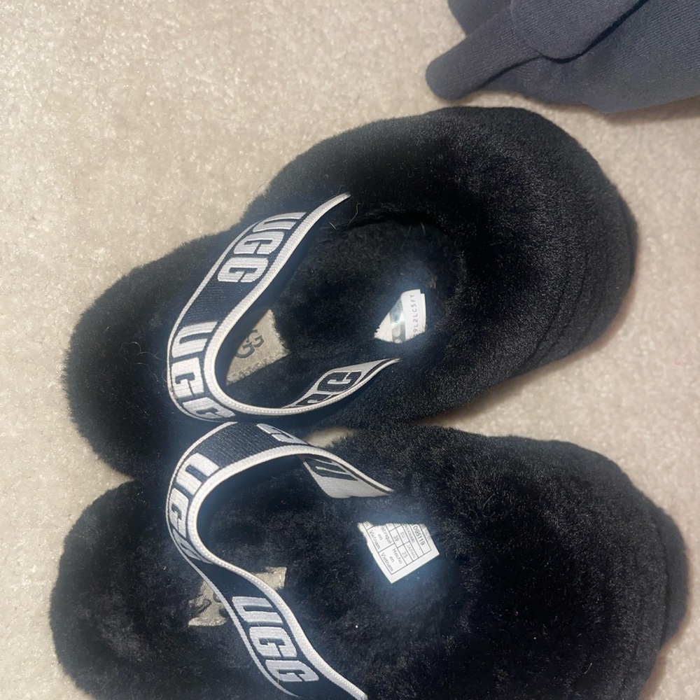 UGGS fluff yeah size 8 Barely worn Black really good condition
